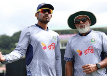 নাসুমের গায়ে হাথুরুসিংহের হাত, শান্ত বললেন কিছুই জানেন না