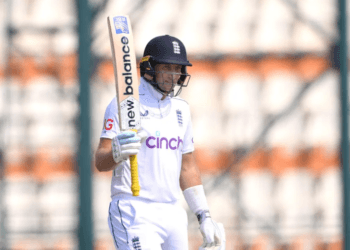 টেস্ট ক্রিকেটে বিশ্বরেকর্ড গড়লেন জো রুট