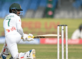 দুঃস্বপ্নের শুরুর মাঝেও মুমিনুল-তাইজুলের লড়াই