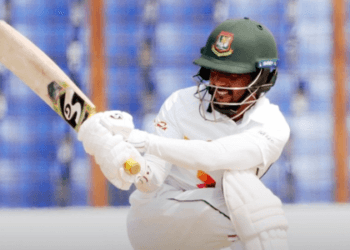 সেঞ্চুরির আশা জাগিয়েও হতাশ করলেন মুমিনুল, বাংলাদেশ থামলো ১৫৯ রানে