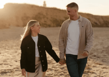 একাদশে না থাকায় বিয়ে করতে পাকিস্তান ছাড়ছেন ইংলিশ পেসার