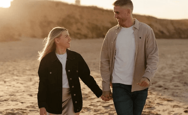 একাদশে না থাকায় বিয়ে করতে পাকিস্তান ছাড়ছেন ইংলিশ পেসার