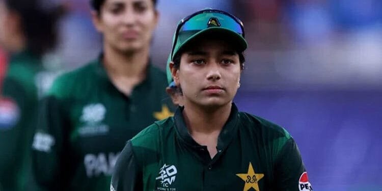 শেষবারের মতো বাবাকে দেখতে বিশ্বকাপের মাঝপথে দেশে ফিরলেন পাকিস্তান অধিনায়ক