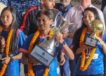 চ্যাম্পিয়ন ট্রফি নিয়ে ঢাকায় বাংলার বাঘিনীরা