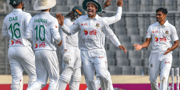 লিড নিয়েছে দক্ষিণ আফ্রিকা, তাইজুলে বল হাতে লড়াই করছে বাংলাদেশও