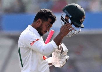 আউট হয়ে চা বিরতিতে গেলেন জাকির, ধুঁকছে বাংলাদেশ