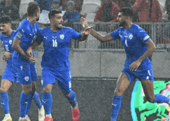 ইসরায়েলের বিপক্ষে ম্যাচ বাতিলের জন্য ফ্রান্স ফুটবল ফেডারেশনের সামনে বিক্ষোভ