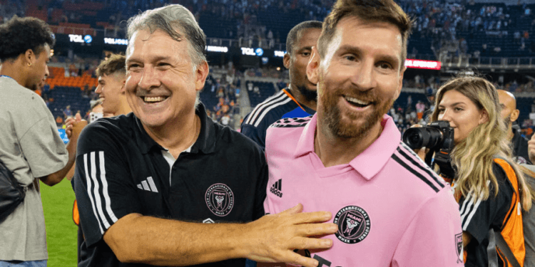 চাকরি ছাড়লেন মেসিদের প্রধান কোচ