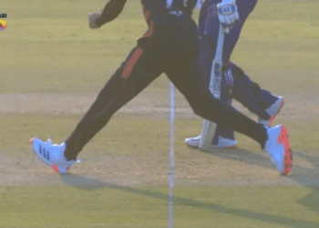 পপিং ক্রিজের এক ফুটের বেশি বাইরে বোলারের পা, ফিক্সিং নয় তো!