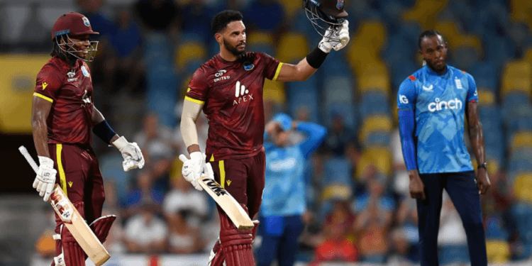 ১০ জনের ফিল্ডিং করা ম্যাচে জোড়া সেঞ্চুরিতে ইংল্যান্ডকে হারিয়ে সিরিজ ওয়েস্ট ইন্ডিজের