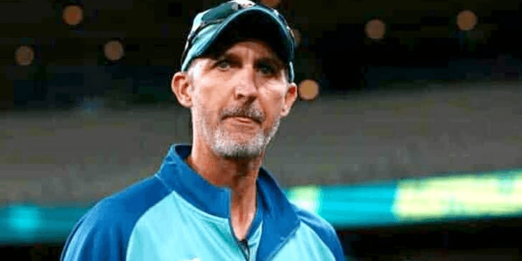 পাকিস্তানের টেস্ট দলের কোচের দায়িত্ব ছাড়লেন গিলেম্পি