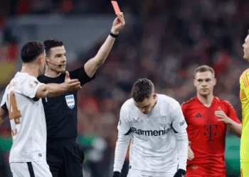 ৮৬৬ ম্যাচ খেলে প্রথমবার লাল কার্ড দেখলেন বায়ার্নের নয়্যার