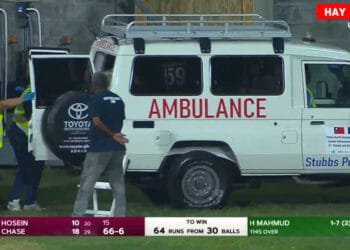 অ্যাম্বুলেন্সে তোলে হাসপাতালে নেওয়া হলো সৌম্য সরকার