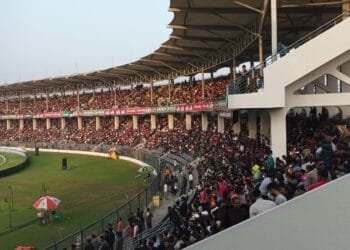 সিলেট স্টেডিয়ামে দর্শকদের উপচেপড়া ভিড়
