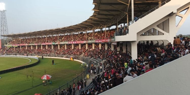 সিলেট স্টেডিয়ামে দর্শকদের উপচেপড়া ভিড়