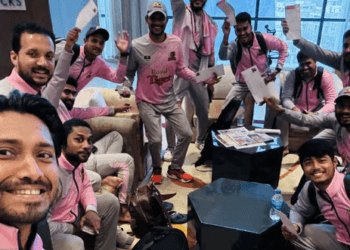 চেক হাতে হাসি মুখে ছবি তুলে আবারো প্রতারিত রাজশাহীর ক্রিকেটাররা