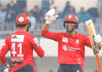 অভিজ্ঞ মাহমুদউল্লাহ রিয়াদের ব্যাটেই বিপর্যয় এড়িয়ে বরিশালের লড়াকু পূঁজি