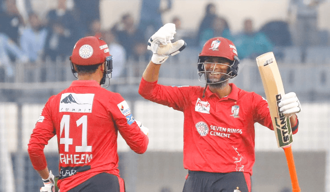 অভিজ্ঞ মাহমুদউল্লাহ রিয়াদের ব্যাটেই বিপর্যয় এড়িয়ে বরিশালের লড়াকু পূঁজি