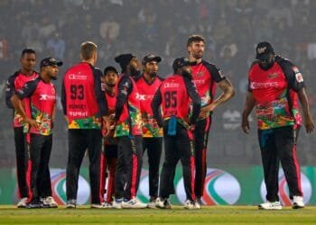 গ্যালারি ভর্তি দর্শকদের হতাশ করছে সিলেট স্ট্রাইকার্স