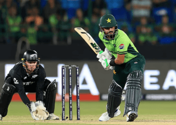 পাকিস্তানকে ডুবিয়েছে বাবরের ঘুমপাড়ানি ব্যাটিং