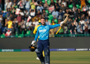 ডাকেটের ক্যারিয়ার সেরা ইনিংসে ইংল্যান্ডের ৩৫১ রান