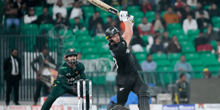 পাকিস্তানকে উড়িয়ে নিউজিল্যান্ডের চ্যাম্পিয়ন্স ট্রফির প্রস্তুুতি শুরু