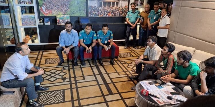 আন্দোলনকারীদের সাথে বৈঠক করলেন বাফুফে সভাপতি তাবিথ আউয়াল