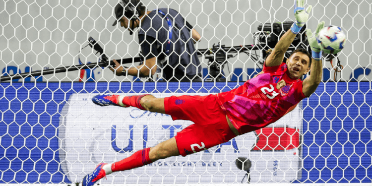 ফিফার নতুন নিয়ম, গোলকিপার ৮ সেকেন্ডের বেশি সময় বল হাতে রাখলে কর্ণার পাবে প্রতিপক্ষ