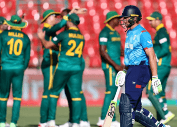 ইংল্যান্ডকে ১৭৯ রানে অলআউট করে সেমিতে দক্ষিণ আফ্রিকা