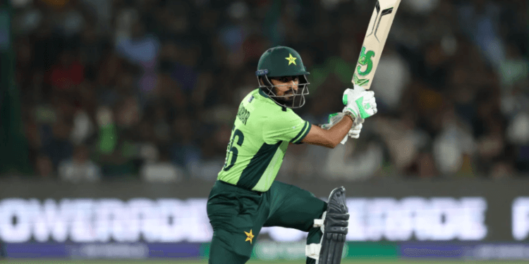 বাবর আজমের হাফ সেঞ্চুরির পরও পাকিস্তান ধবলধোলাই