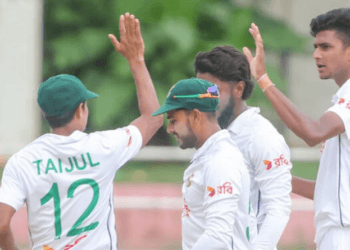 নাহিদের গতিতে ম্যাচে ফেরার চেষ্টায় বাংলাদেশ