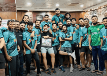 পেস বোলিং কোচকে বিদায় সংবর্ধনা দিলেন ক্রিকেটাররা