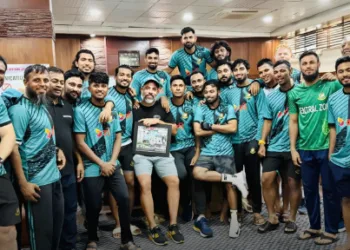 পেস বোলিং কোচকে বিদায় সংবর্ধনা দিলেন ক্রিকেটাররা