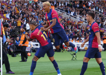 রুদ্ধশ্বাস লড়াইয়ে পিছিয়ে পড়া বার্সেলোনা রিয়ালকে হারিয়ে শিরোপার আরো কাছে