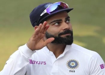 বোর্ডের অনুরোধ প্রত্যাখান করে টেস্ট থেকে বিরাট কোহলির অবসর