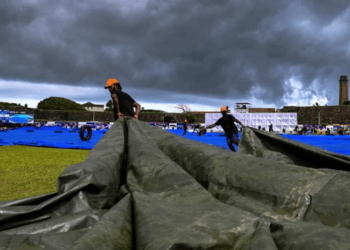 গলে বৃষ্টি থেমেছে, শুরু হবে খেলা