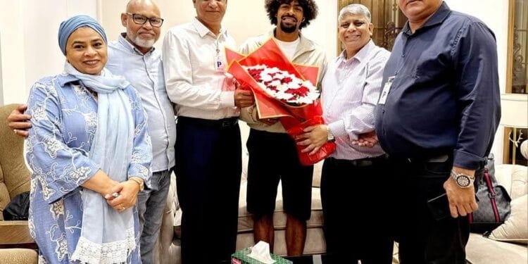 এবার ঢাকায় পৌঁছালেন হামজা চৌধুরী