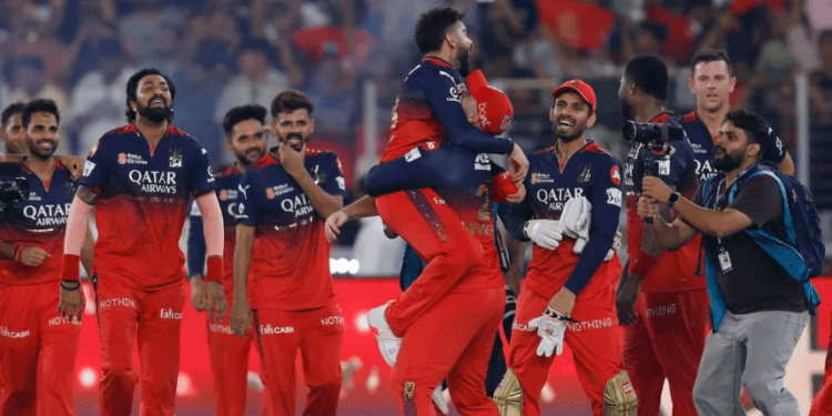 অবশেষে বিরাট কোহলির হাতে আইপিএল শিরোপা