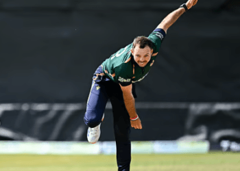 ২৪ বলের ১৬টিতেই বাউন্ডারি, চার ওভারে ৮১ রান