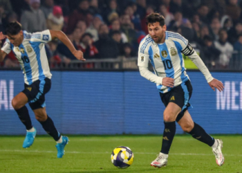 শেষ মূহুর্তের গোলে হার এড়ালো ১০ জনের মেসির আর্জেন্টিনা