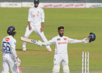 সাদামাঠা বোলিংয়ে হতাশার দিন, চালকের আসনে শ্রীলঙ্কা