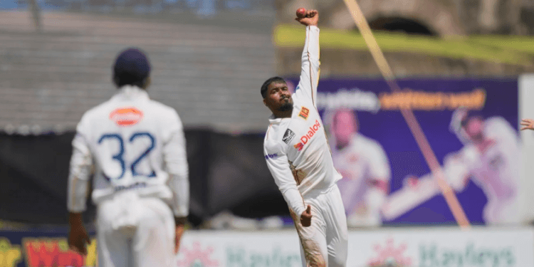 যে কারণে বাংলাদেশের বিপক্ষে দুই হাতে বল করলেন লঙ্কান ‘রহস্যময়’ স্পিনার