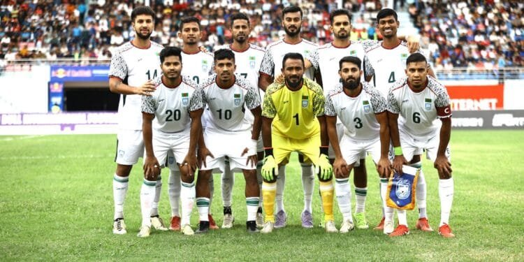 বিমান বাহিনীর বিশেষ ফ্লাইটে ফেরানো হচ্ছে ফুটবলার ও সাংবাদিকদের