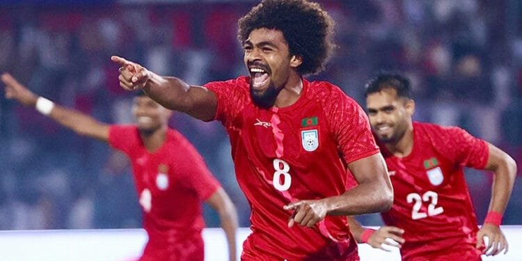 হামজার ফ্রি কিক গোলে এগিয়ে বাংলাদেশ