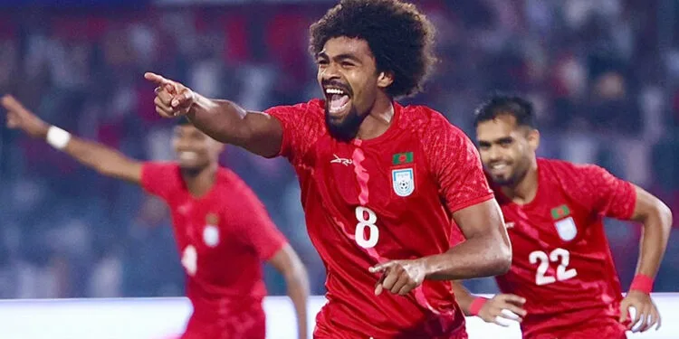 হামজার ফ্রি কিক গোলে এগিয়ে বাংলাদেশ