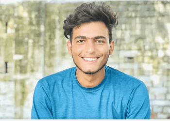 স্কুল শিক্ষক বাবাকে কোটিপতি বানালো ছেলে