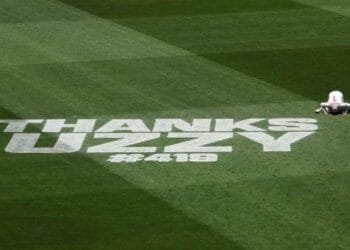 শেষবার মাঠ ছাড়ার আগে মাথা নত করে কৃতজ্ঞতা প্রকাশ সৃষ্টিকর্তার কাছে