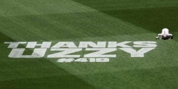 শেষবার মাঠ ছাড়ার আগে মাথা নত করে কৃতজ্ঞতা প্রকাশ সৃষ্টিকর্তার কাছে