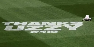 শেষবার মাঠ ছাড়ার আগে মাথা নত করে কৃতজ্ঞতা প্রকাশ সৃষ্টিকর্তার কাছে