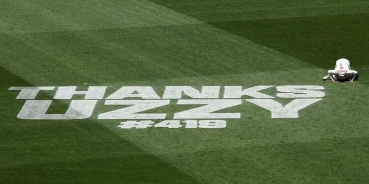 শেষবার মাঠ ছাড়ার আগে মাথা নত করে কৃতজ্ঞতা প্রকাশ সৃষ্টিকর্তার কাছে